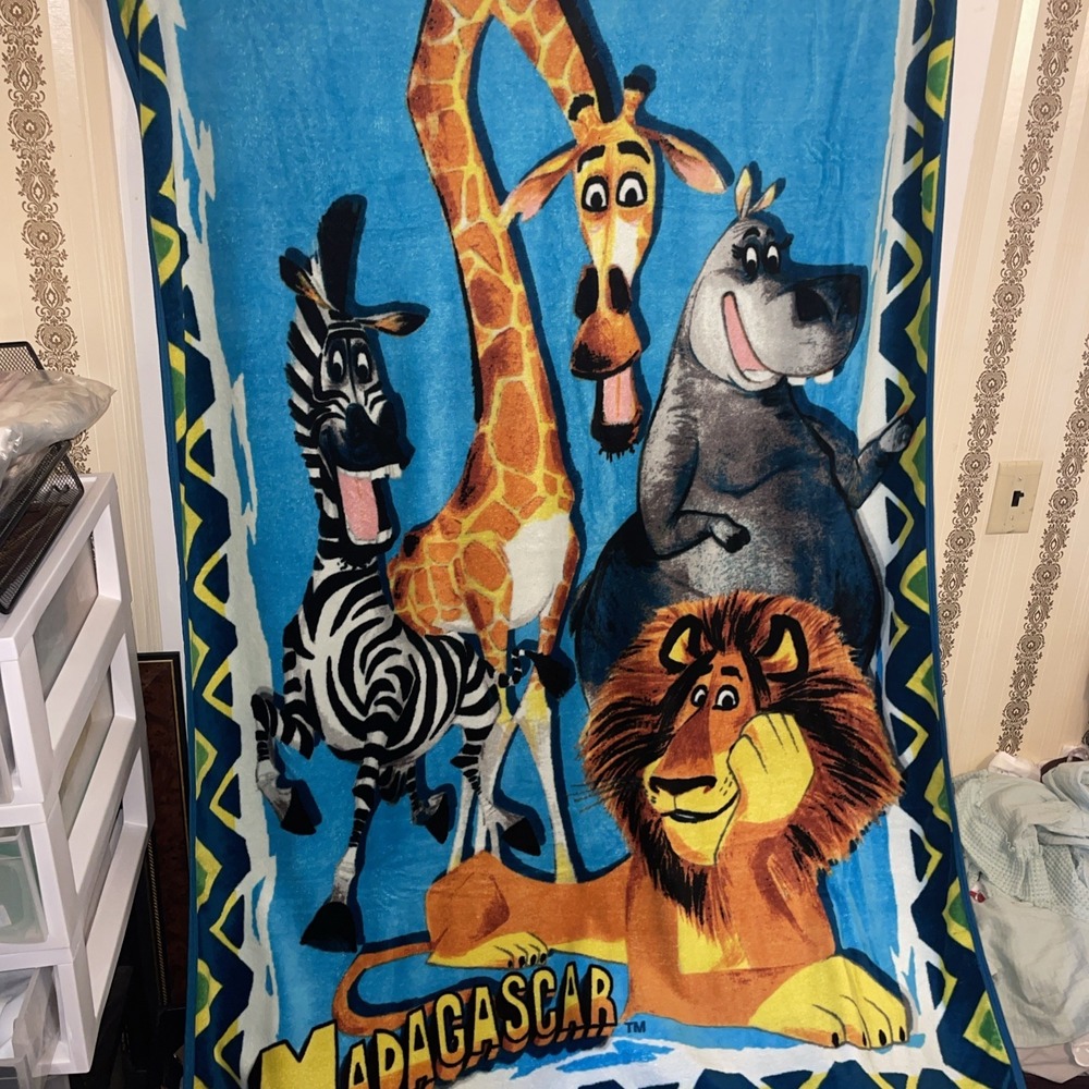 Vintage 2005 Dreamworks Madagascar‎ Movie Alex Marty Gloria Melman Blanket Throw